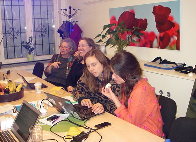 Skrivstuga med deltagare från Wikifem/Sveriges kvinnolobby. Foto:Axel Pettersson, CC-BY-SA